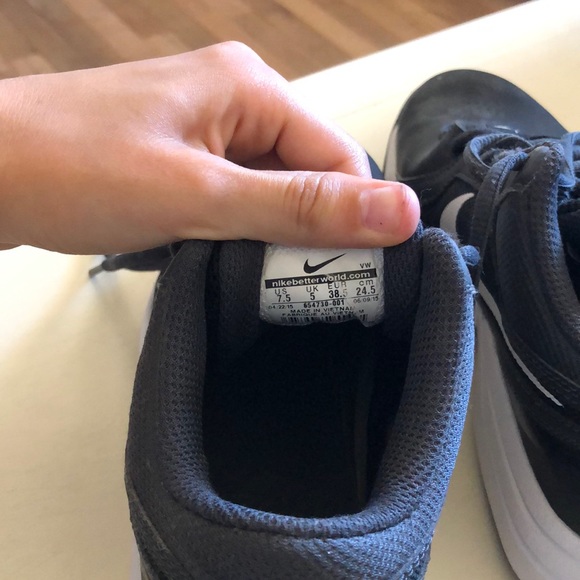 Nike Womens Basketball Shoes - Picture 3 of 4